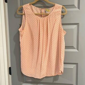 Flowing sleeveless patterned blouse in white and light peach